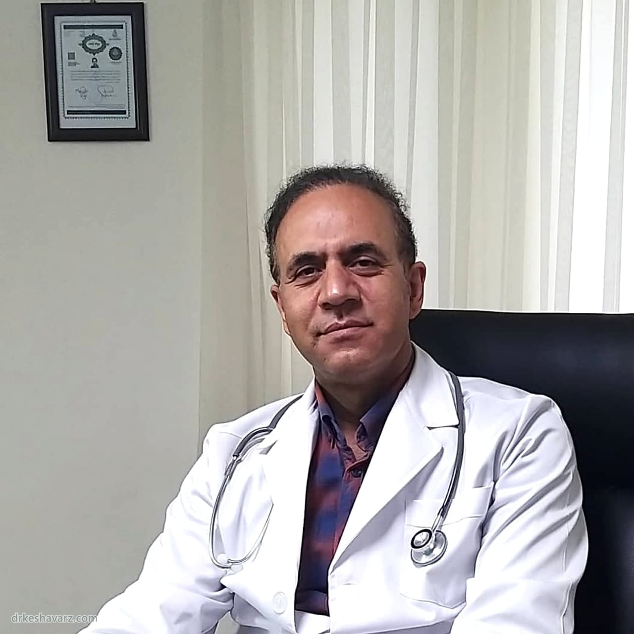 معاینهٔ نوزاد توسط دکتر کشاورز متخصص کودکان در مطب، در حضور مادر