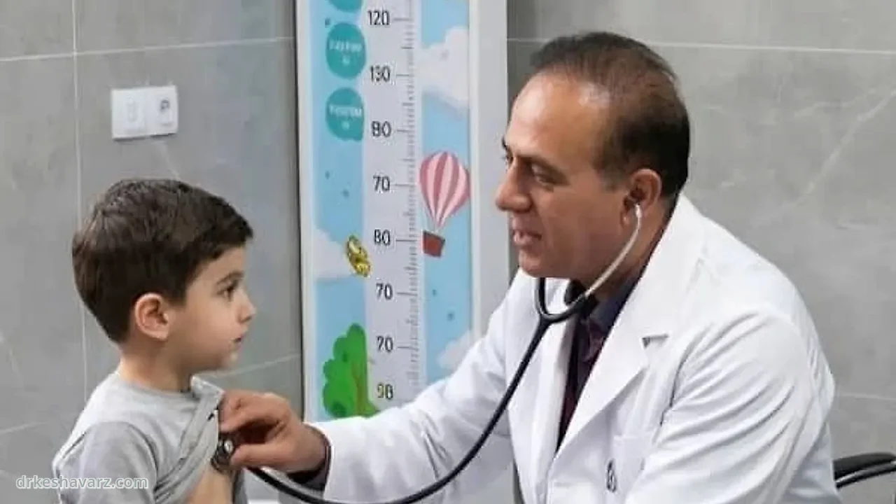 دکتر محمد حسن کشاورز در حال معاینهٔ یک پسربچه با گوشی پزشکی