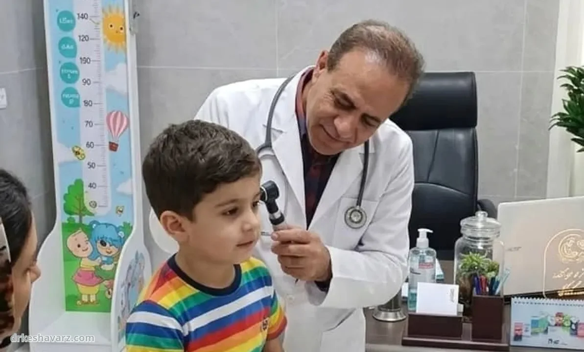 معاینهٔ گوش کودک توسط دکتر کشاورز