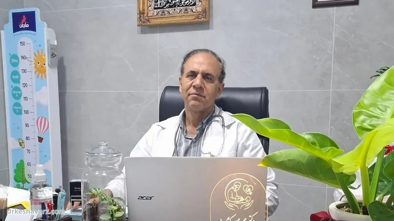 دکتر محمد حسن کشاورز پشت میز مطب